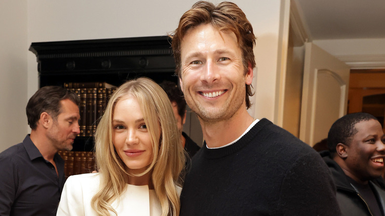 Michelle Randolph y Glen Powell en 2025