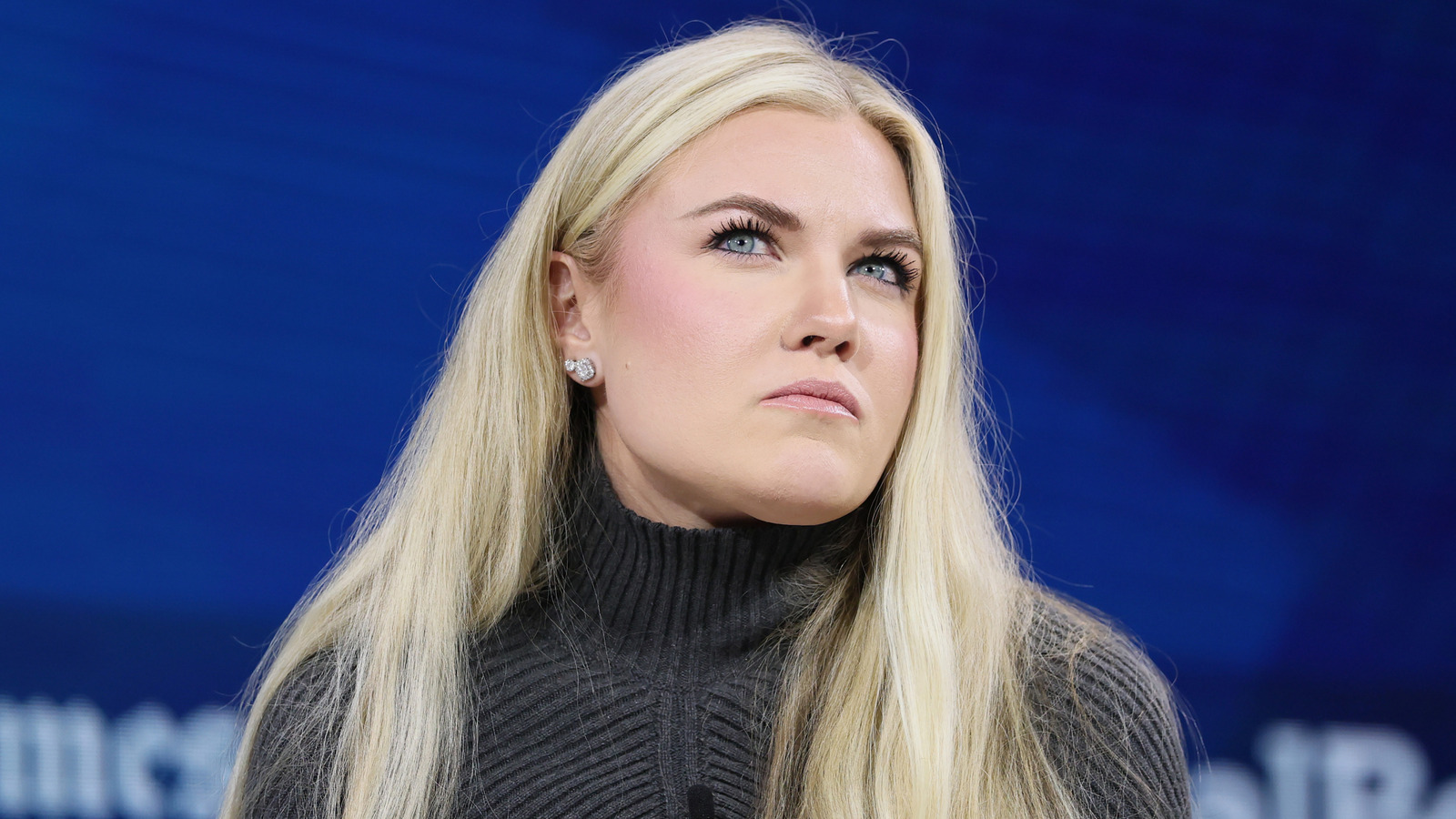 6 conjuntos de Erika Kirk que fueron un fracaso total