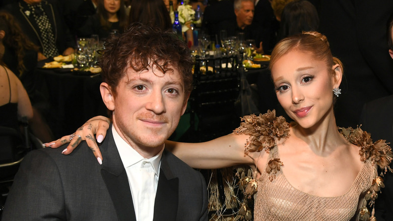 Ariana Grande rodea con su brazo a Ethan Slater