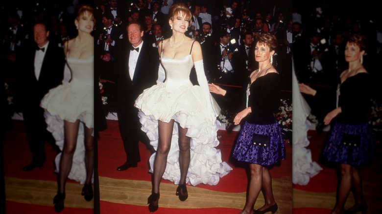 Geena Davis camina por la alfombra roja, vestida con un vestido blanco con volantes, en los Premios de la Academia, Los Ángeles, California, el 30 de marzo de 1992.