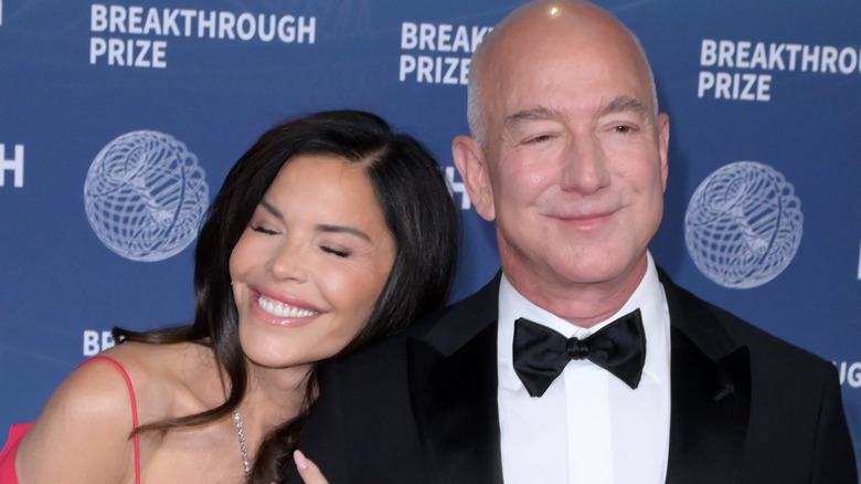 Jeff Bezos y Lauren Sanchez sonríen en la undécima entrega del Premio Breakthrough en Barker Hangar en Santa Mónica, California, el 2 de marzo de 2025 (2025)