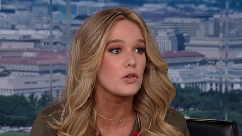 Tricia McLaughlin con cabello ondulado