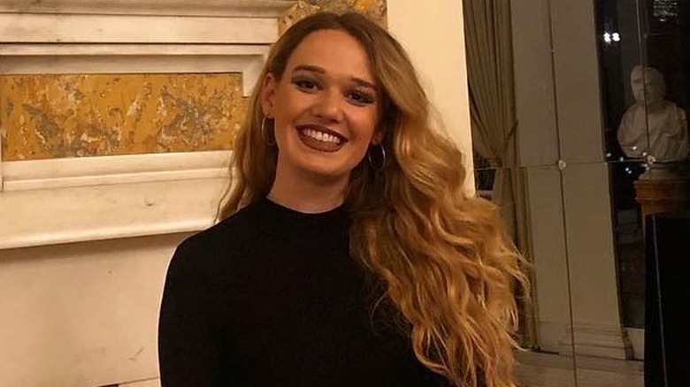 Tricia McLaughlin con cabello ondulado