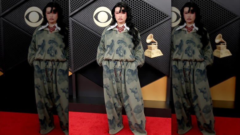 Lola Young asiste a la alfombra roja de los Grammy 2026 en sudadera
