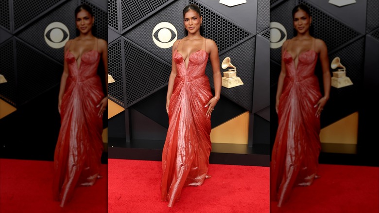 Monet Mcmichael posa en la alfombra roja de los Grammy