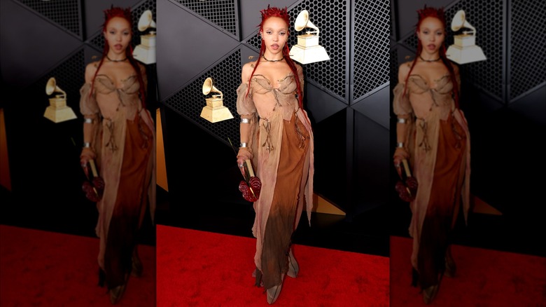 FKA Twigs posa en la alfombra roja de los Grammy 2026