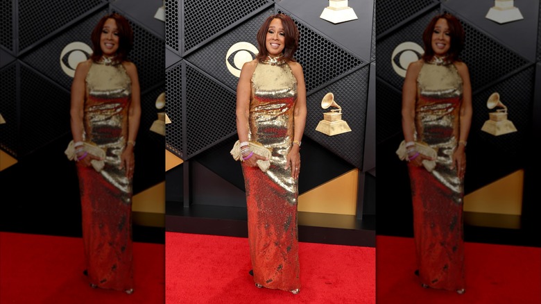 Gayle King luce un vestido dorado en los Grammy