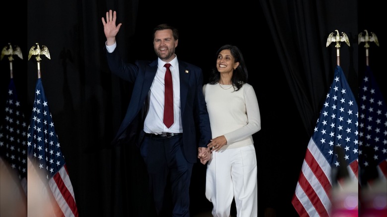 JD Vance y Usha Vance sonriendo