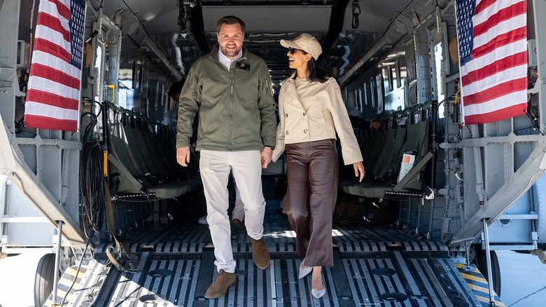JD y Usha Vance saliendo de un avión