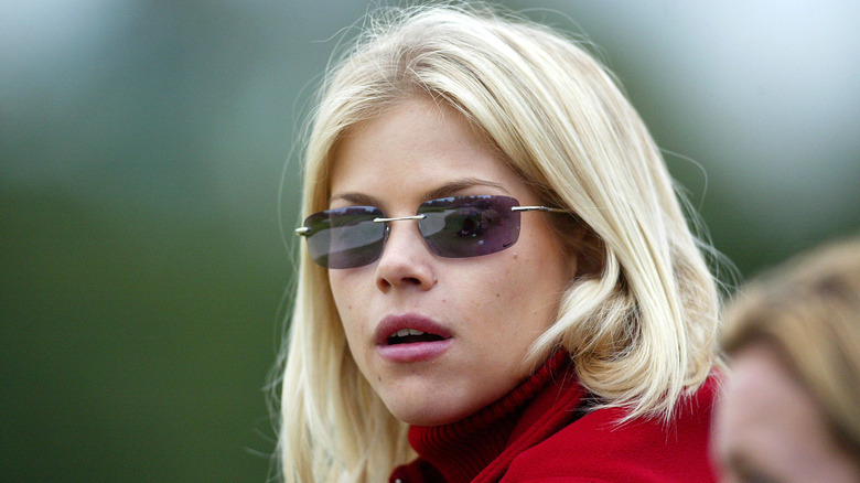 Elin Nordegren con gafas de sol