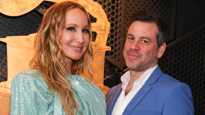 Nikki Glaser y Chris Convy en los premios Grammy 2025