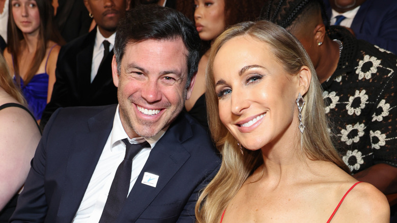 Nikki Glaser y Chris Convy en 2024