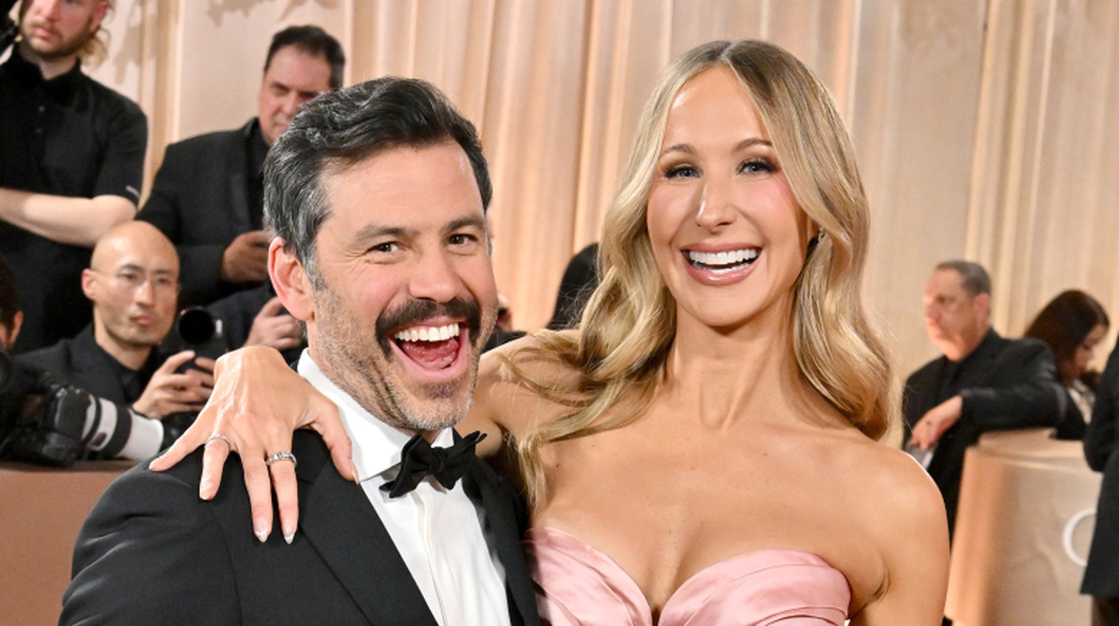 No podemos ignorar las señales de alerta en la relación de Nikki Glaser con su novio Chris Convy