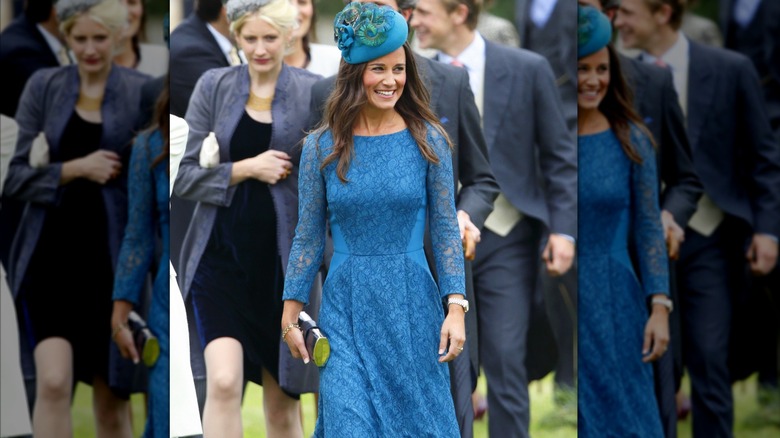 Pippa Middleton con un vestido azul anticuado en una boda de 2013