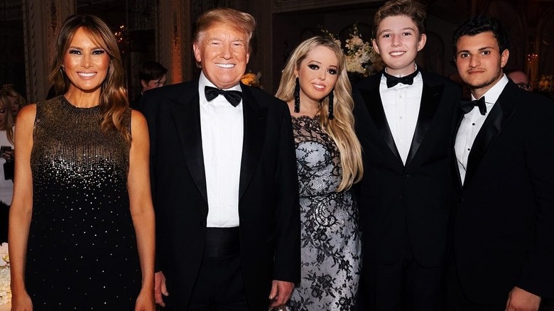 La familia Trump posando junta