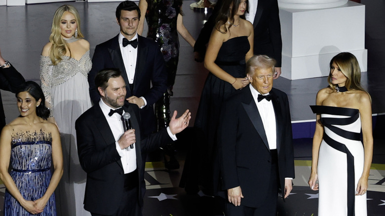 Usha Vance, Tiffany Trump, JD Vance, Michael Boulos, Donald Trump y Melania Trump en el baile inaugural de 2025
