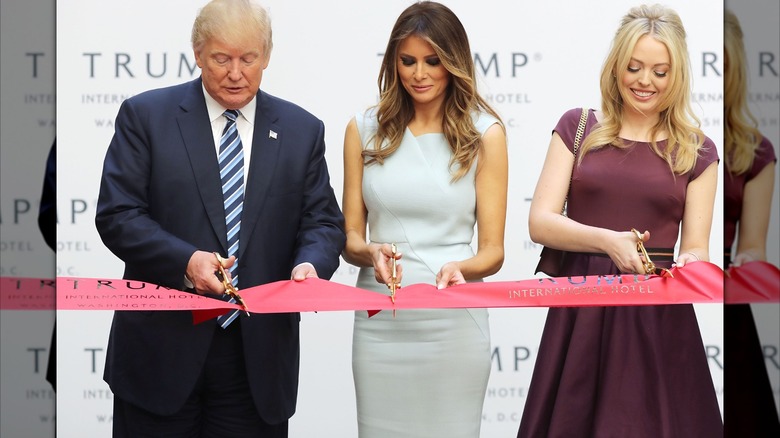 Donald, Melania y Tiffany Trump cortando una cinta
