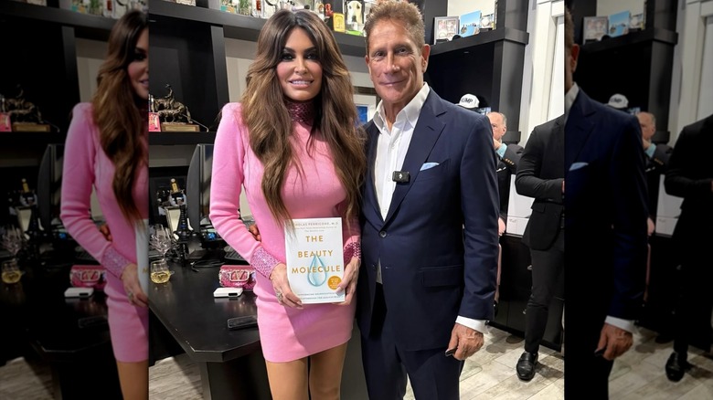 Kimberly Guilfoyle posando con un vestido rosa