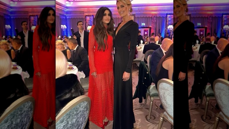 Kimberly Guilfoyle posando con un vestido rojo