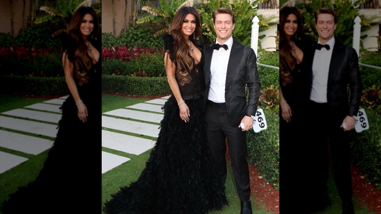 Kimberly Guilfoyle posando con un vestido negro