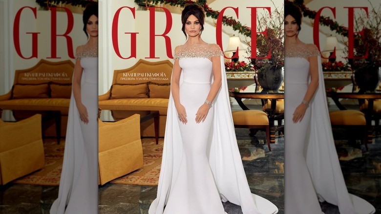 Kimberly Guilfoyle posando con vestido blanco en la portada de Grace