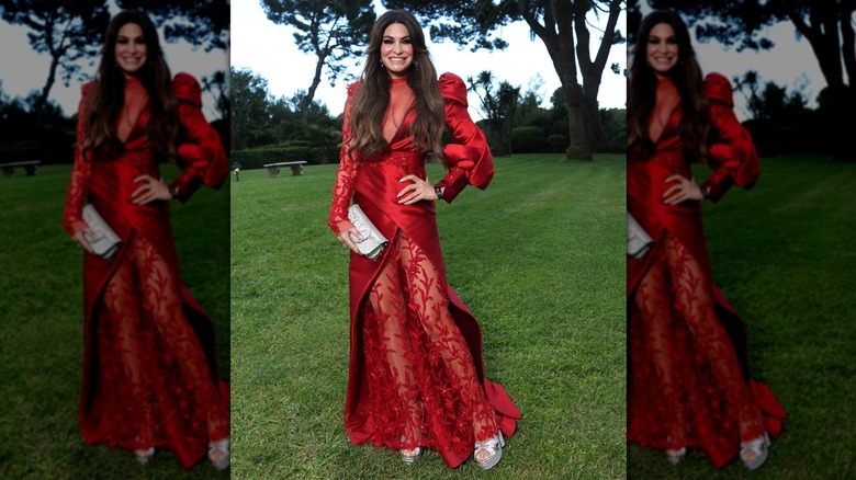 Kimberly Guilfoyle posando con un vestido rojo