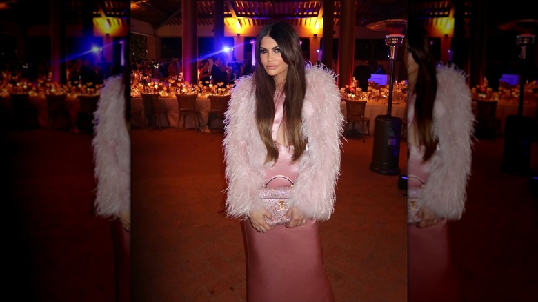 Kimberly Guilfoyle posando con un vestido rosa