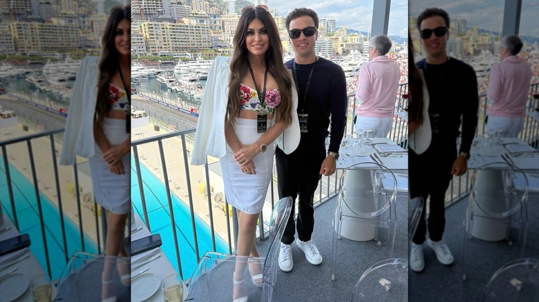 Kimberly Guilfoyle posando con un conjunto blanco
