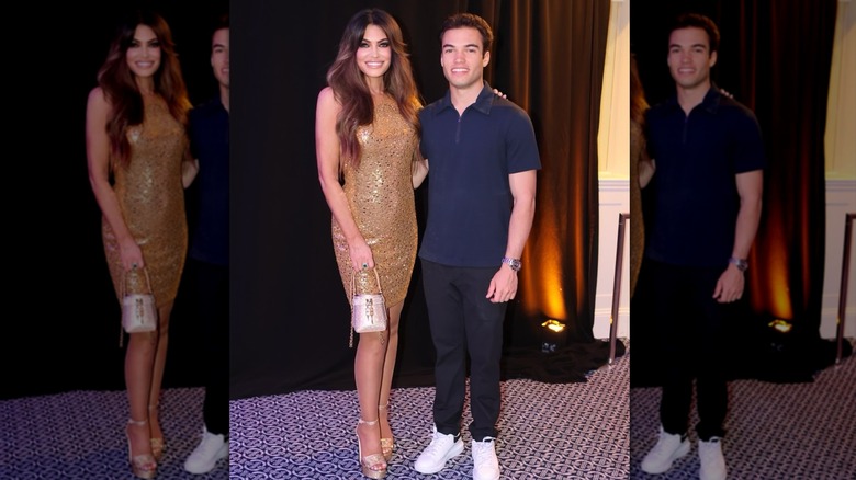 Kimberly Guilfoyle posando con un vestido dorado