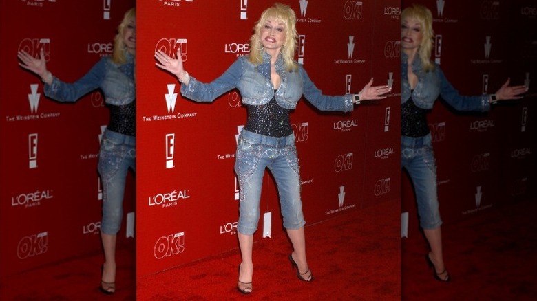 Dolly Parton llega a una fiesta previa a los Oscar vistiendo mezclilla sobre mezclilla