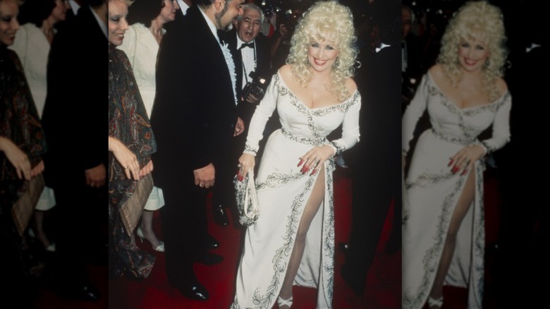 Dolly Parton camina por la alfombra roja con una gran peluca rubia