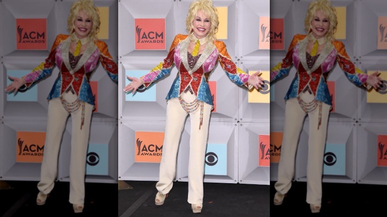 Dolly Parton posa con un abrigo technicolor en los ACM