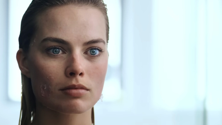 Margot Robbie sin maquillaje mirándose al espejo en un artículo de Vogue