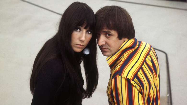 Cher y Sonny Bono mirando a la cámara