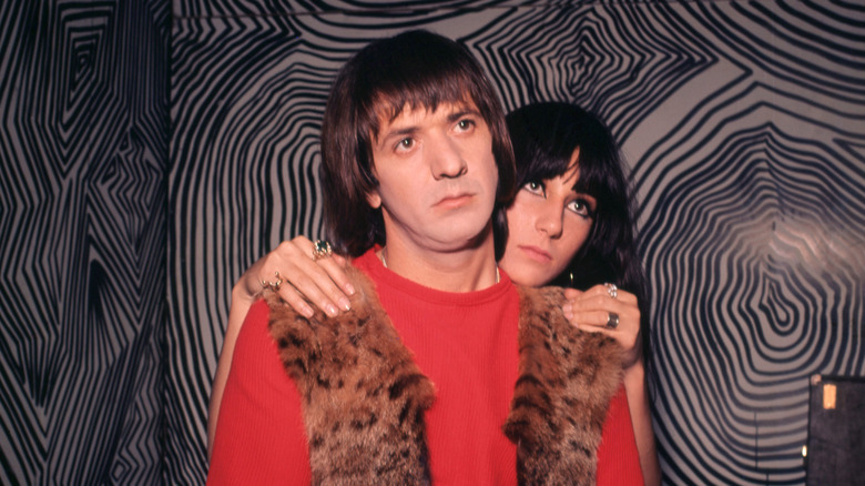 Cher parada detrás de Sonny Bono