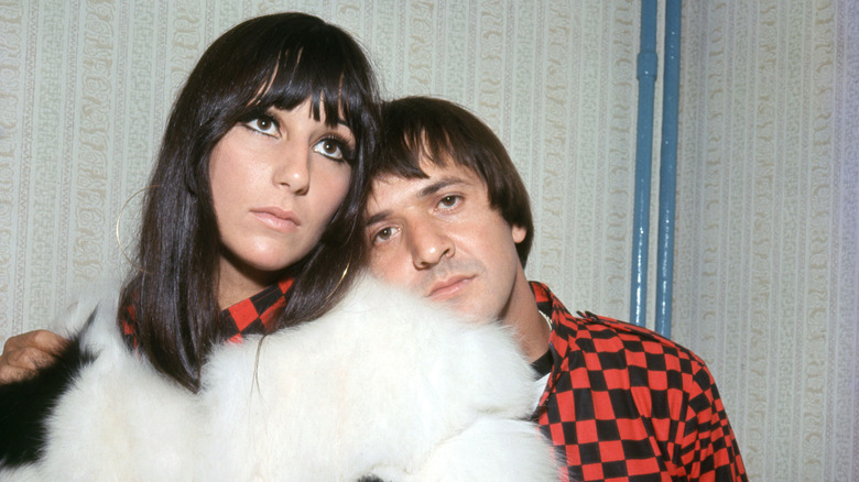 Sonny Bono apoyado en Cher