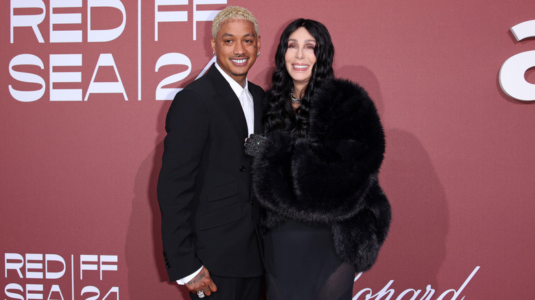 Cher y Alexander Edwards sonriendo