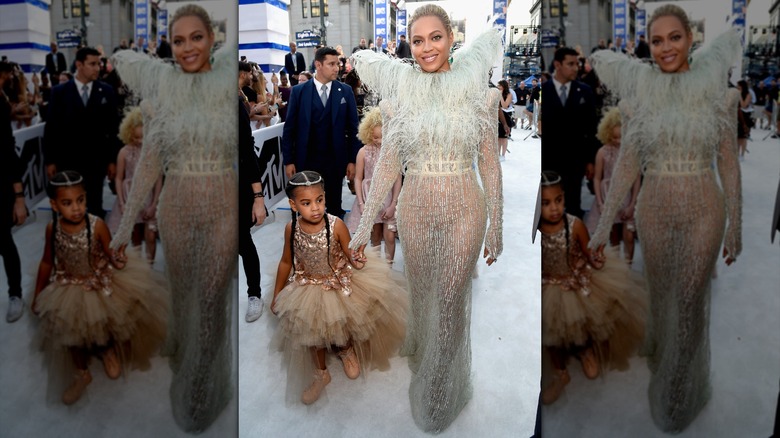 Beyoncé y Blue Ivy Carter caminando por la alfombra blanca de los VMA 2016