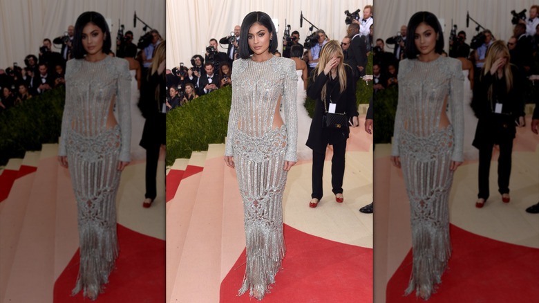 Kylie Jenner en la Met Gala con un vestido plateado