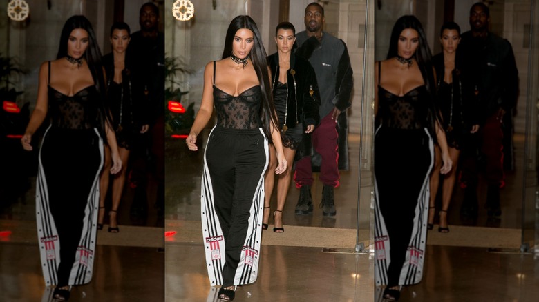 Kim Kardashian paseando por París con corsé y pantalones deportivos