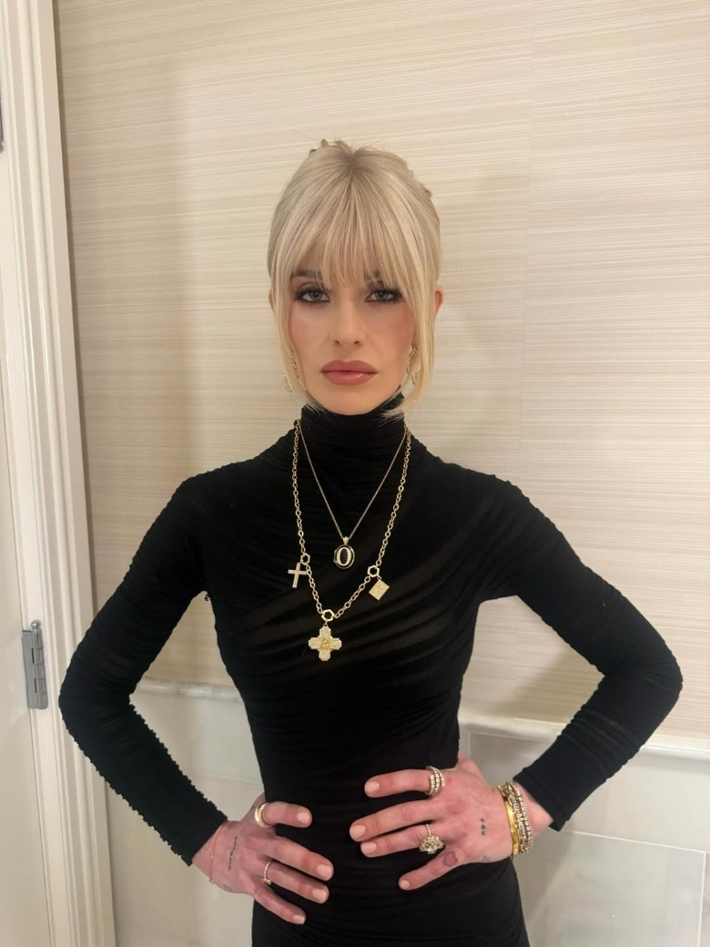 Kelly Osbourne con un vestido negro