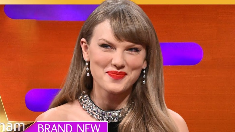 Taylor Swift sonriendo en The Graham Norton Show que provocó acusaciones de cara a Mar-a-Lago