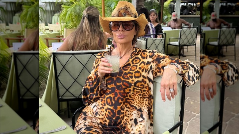 Lisa Rinna posa para una foto con una bebida en la mano en un restaurante