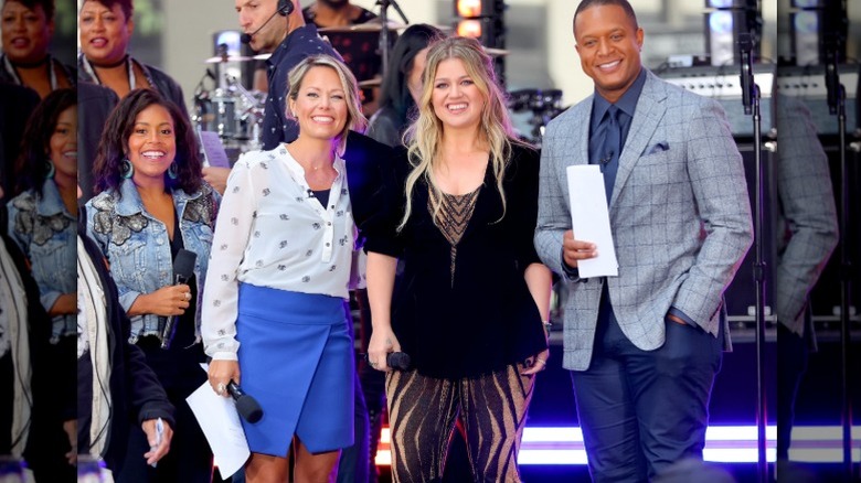 Sheinelle Jones, Dylan Dreyer, Kelly Clarkson y Craig Melvin en el escenario de Today