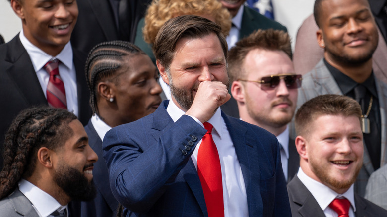 JD Vance riendo