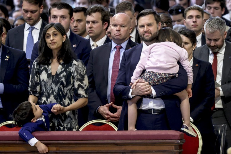 Usha Vance y JD Vance con sus hijos