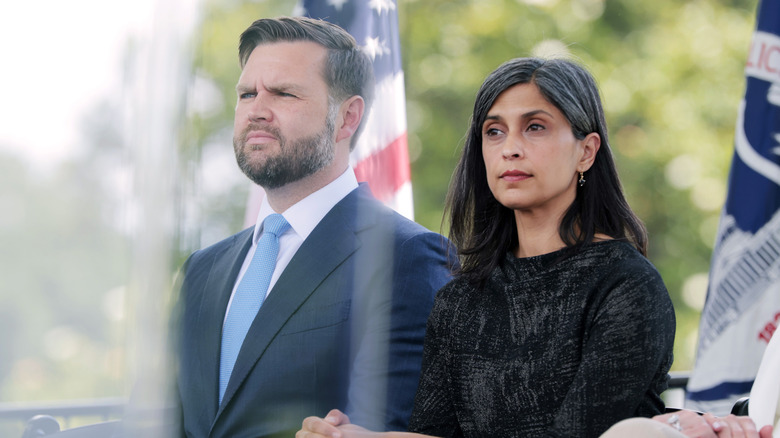 Usha Vance sentada junto a JD Vance
