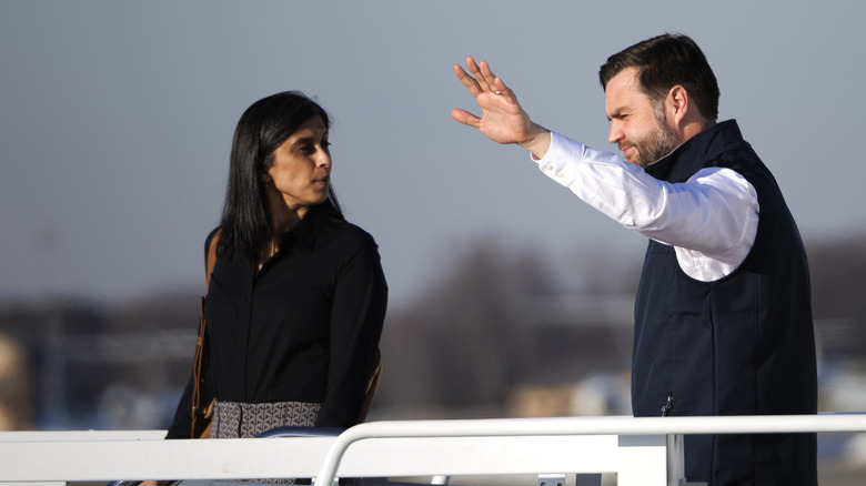 Usha Vance mirando a JD Vance saludando