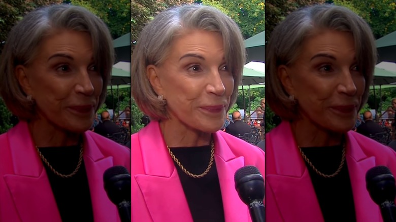 Hilary Farr con pelo gris y blazer rosa