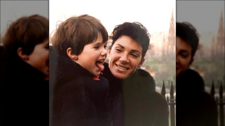 Hilary Farr sonriendo mientras mira a su hijo